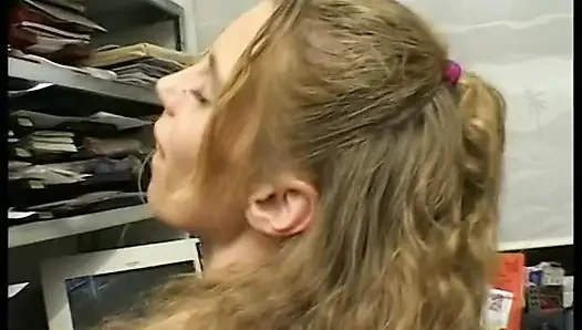 Die lockige blondine bekommt ihre haarige muschi gefingert