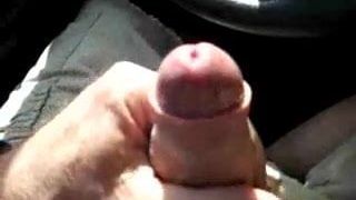 Un beau-père caresse une bite dans une voiture