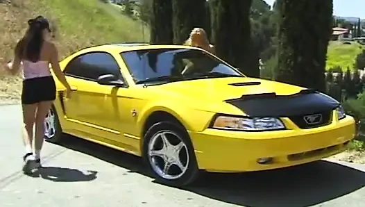 Cewek rambut pirang lagi asik fingering memek beceknya sambil fingering lebar-lebar