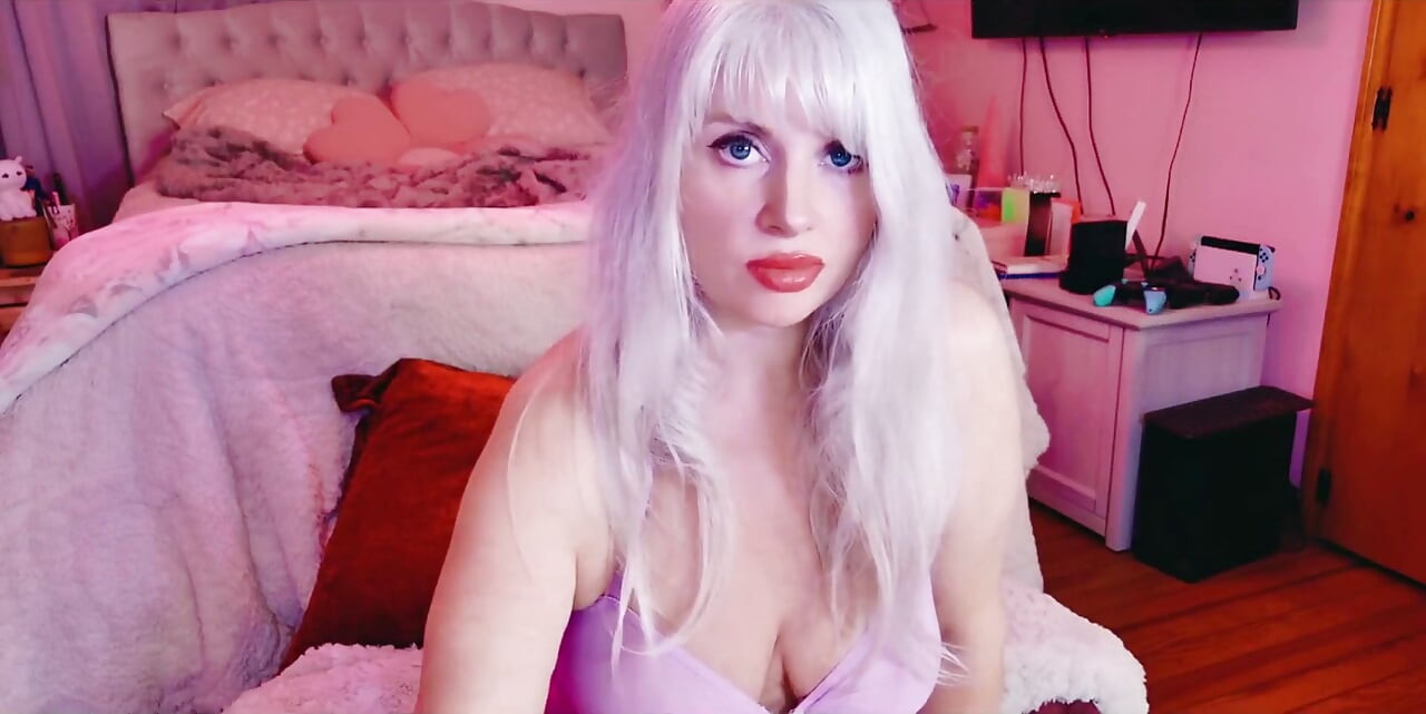 Blonda matură se masturbează