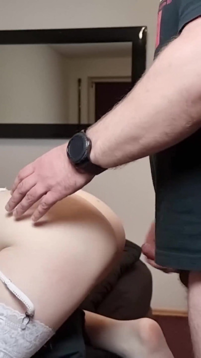 Une spermaluder perverse baise son demi-frère | Clip 1
