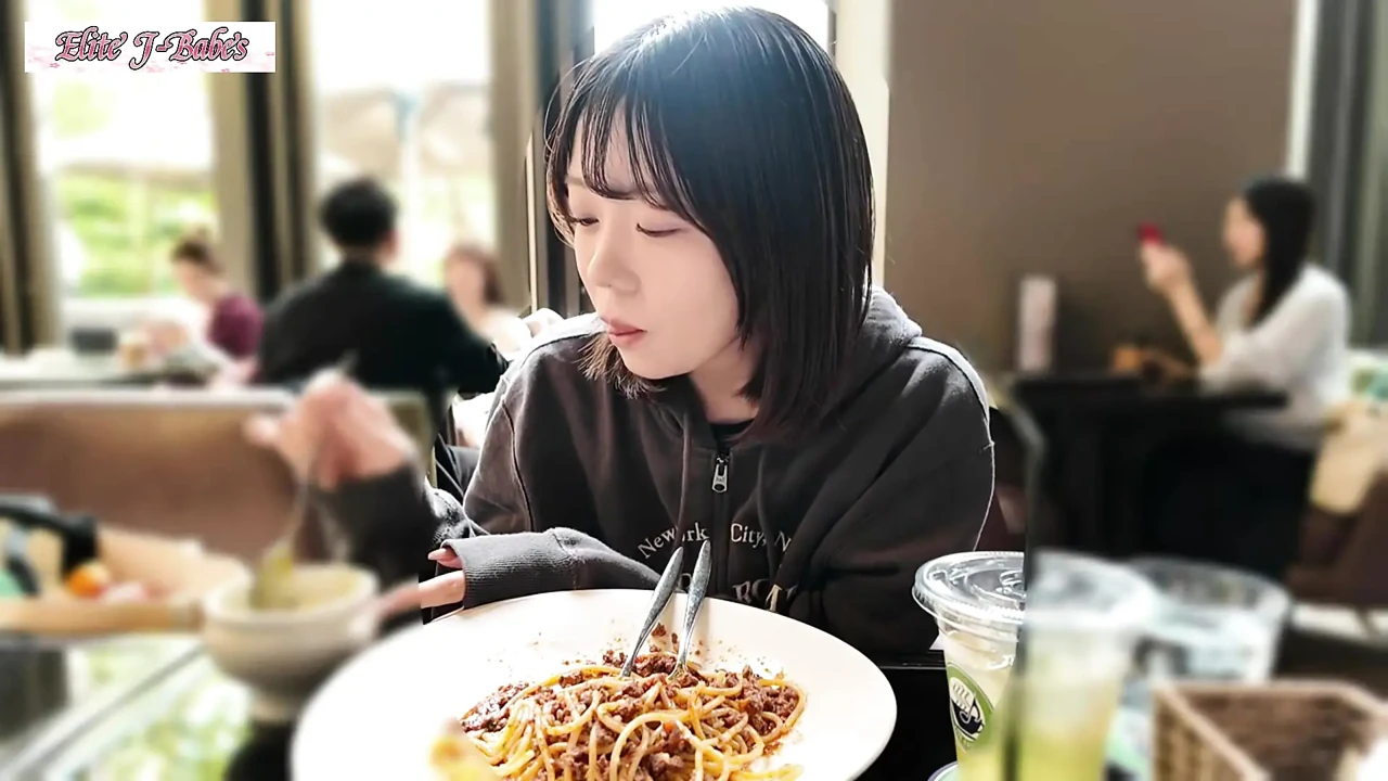 Former Idol-level Beauty Radiates Mature Allure, Temptation Stops Just Before the Final Line