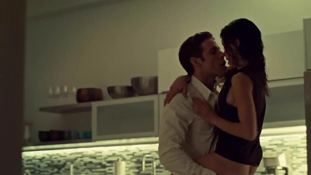 Tatiana Maslany - Orphan Black s01e01 (2013)