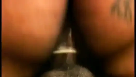 Худой черный мужик получает минет от небритой сучки, которая обожает трах раком