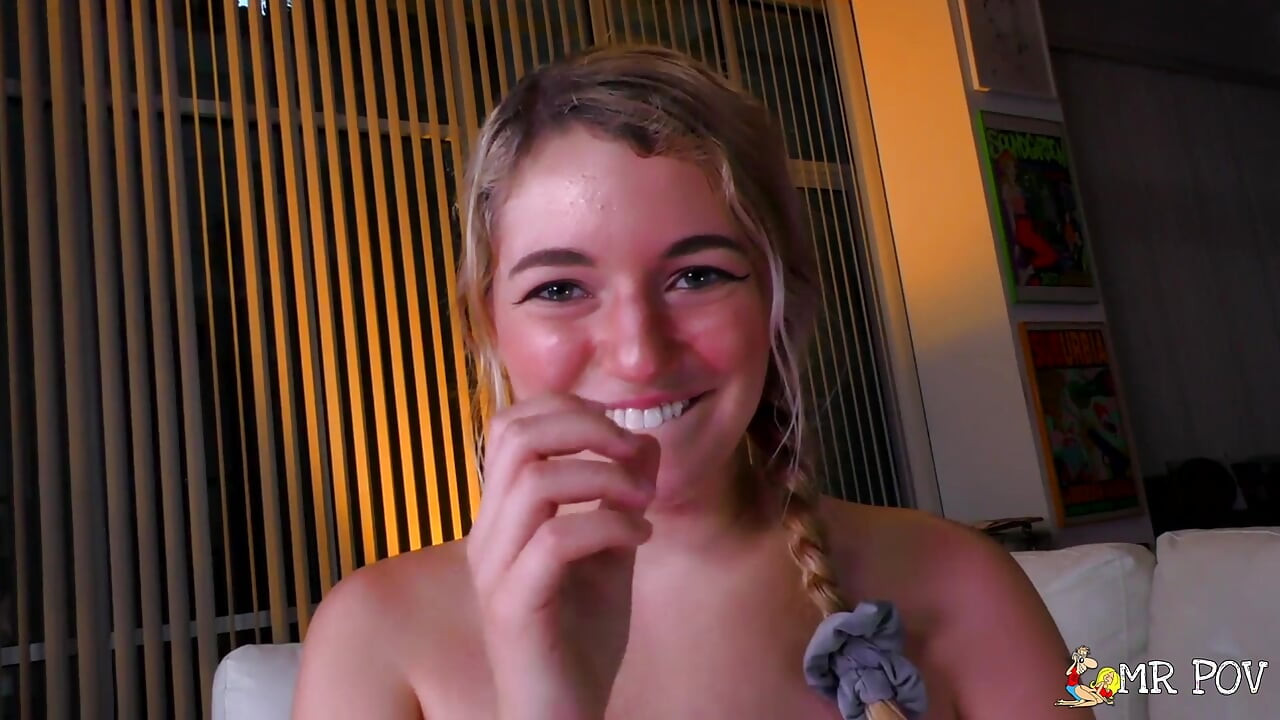 Η Abby Adams επισκέπτεται τη διπλανή πόρτα για να μετατρέψει τα αμοιβαία πειράγματα σε έντονη δράση