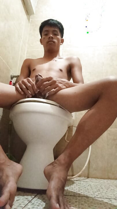 Filipino Twink Jerk Off in Bathroom - FLESHLAB Exclusive