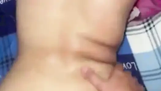 Tante sange ini dientot gaya doggy sama kontol besar sampai mengerang keenakan.
