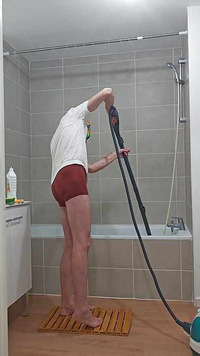 I'm finishing the steam cleaning of the bathtub (episode 3)