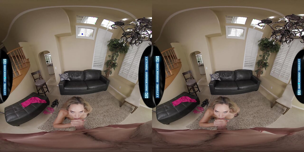 LETAL HARDCORE VR - MILF flexível tira roupa para você antes de se abrir para o seu pau