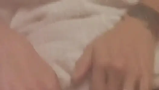 Lesbian Prancis sempurna bersenang-senang di kamar mandi beruap