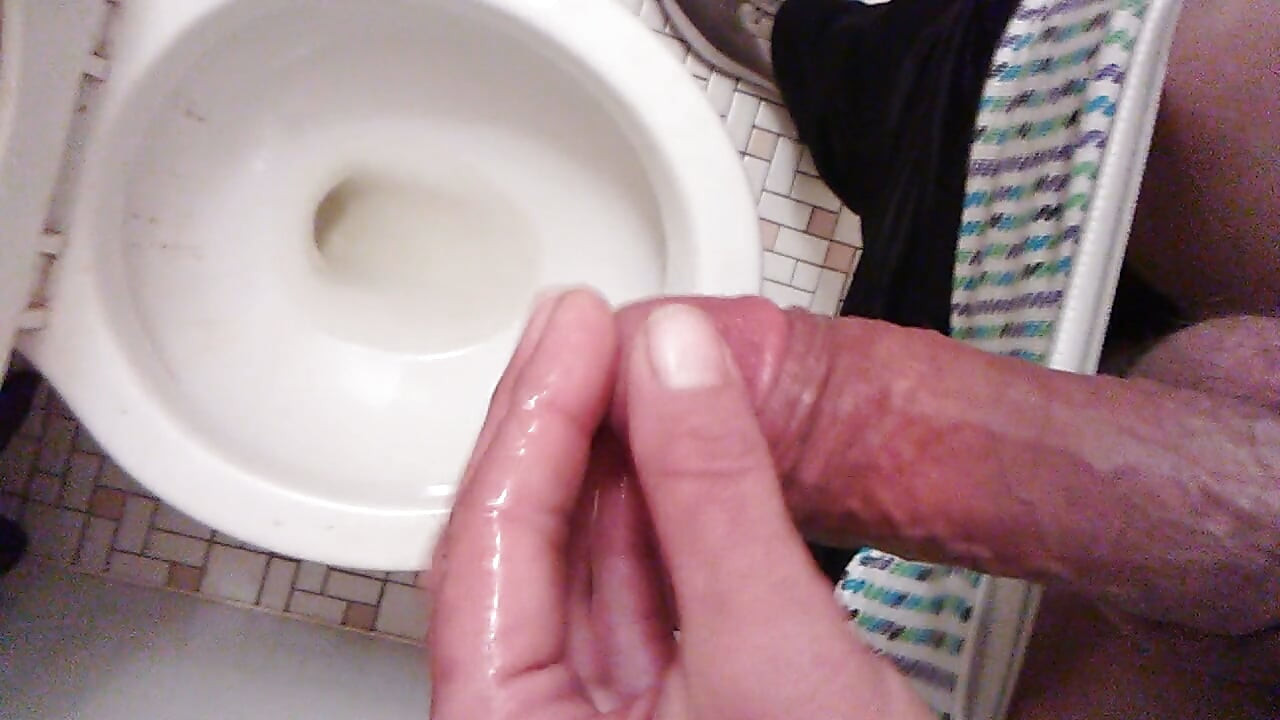POV, une transgirl jouit devant la caméra en pissant sur la main