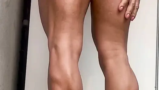 Kaslı orta yaşlı seksi kadının sıkı götü esneme ısısı altında patlıyor