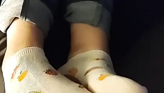 Footjob kaki pergelangan kaki kulit putih dengan kaus kaki sampai muncrat di kaus kaki