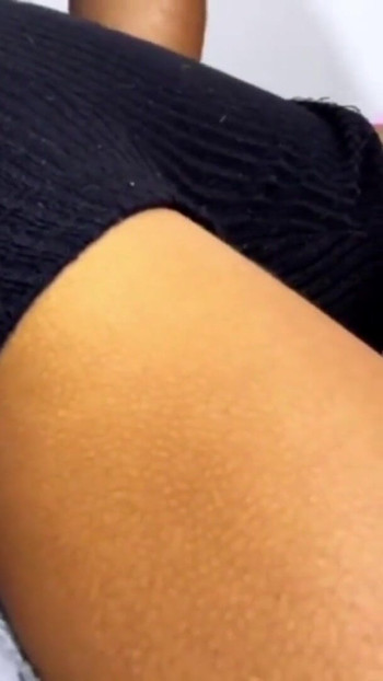 Moment envoûtant de « Écoutez cette belle brune gémir et hurler pendant qu’elle se fait prendre à la cuillère »