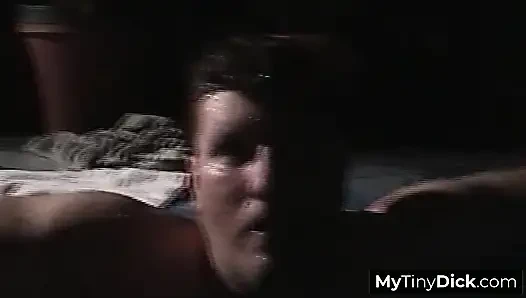 Elleri nazikçe küçük yarağını ağzına yönlendirdi