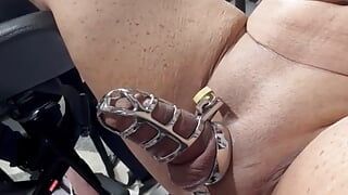 Mon gode ceinture - je le fais jouir dans une cage avant de le sucer et d’avaler son sperme. POV 3