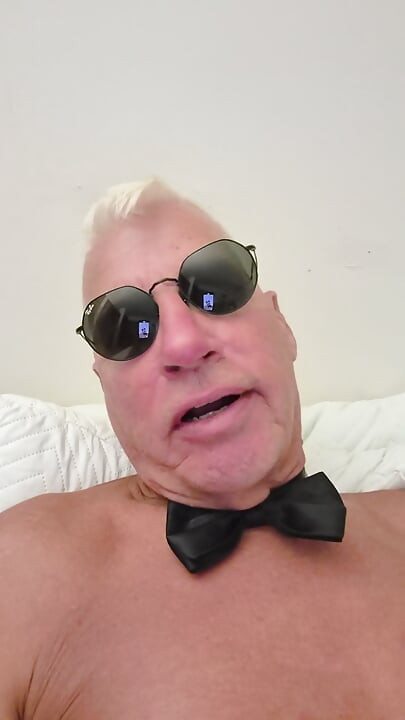 Pau gay na cama.