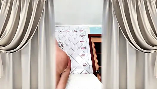 Nenek hot ini lagi asik masturbasi di dapur