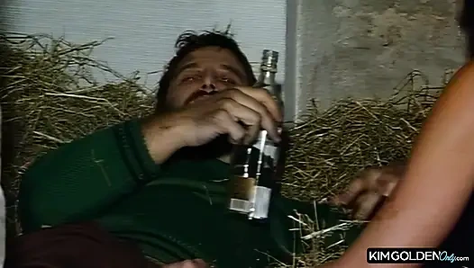 Heisser Dreier in der Scheune mit geiler Bruenetten