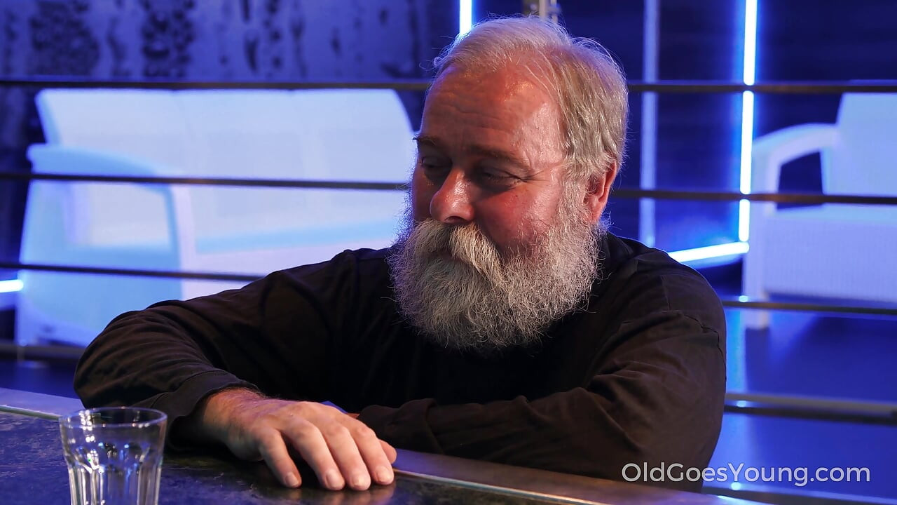 Un vieux récompense Barman avec son sperme frais