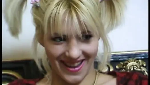 Gadis remaja hot rambut pirang lagi asik seks anal