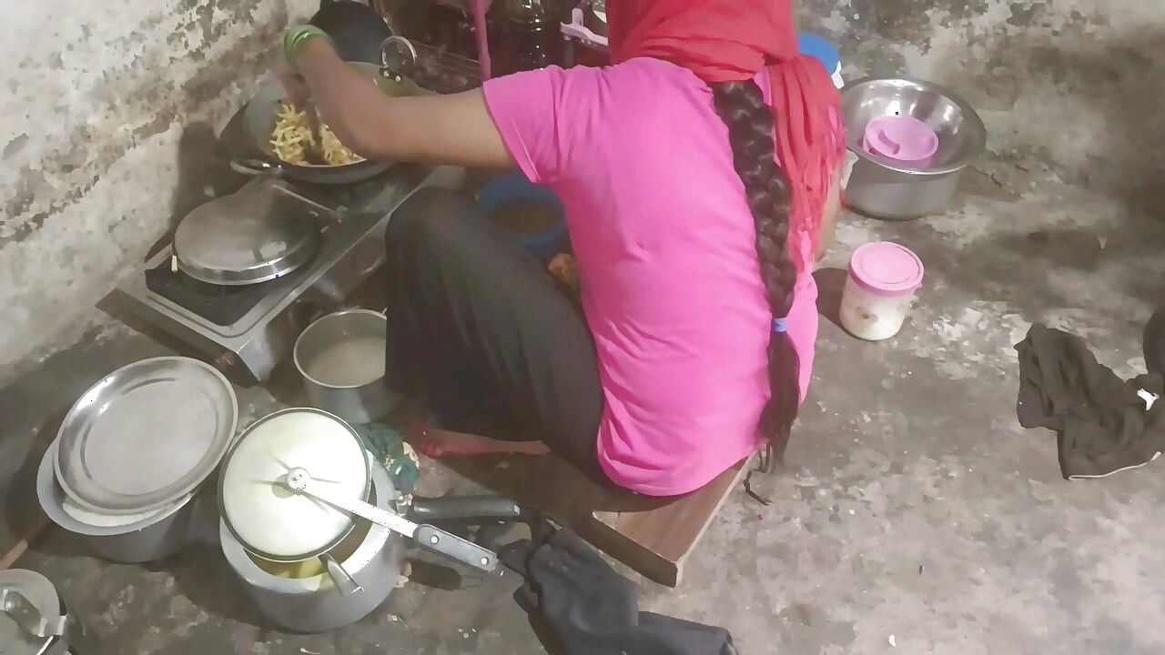 Na cozinha, a meia-irmã mostrou o cu, a cona e os peitos ao meio-irmão e pôs-lhe o pau de pé