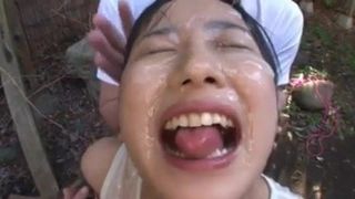 Stare ukłucia kąpią młodą dziewczynę w spermie
