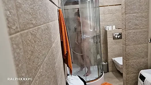 Ich beobachte, wie meine stiefmutter masturbation macht, während sie duscht
