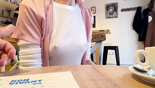 Blus putih yang sangat seksi mengekspos puting besarku yang ditindik di kedai kopi