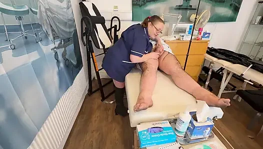 Часть 1: Г-н Хьюз идет к членологу Матрон Satana, чтобы помочь его крошечный пенис!