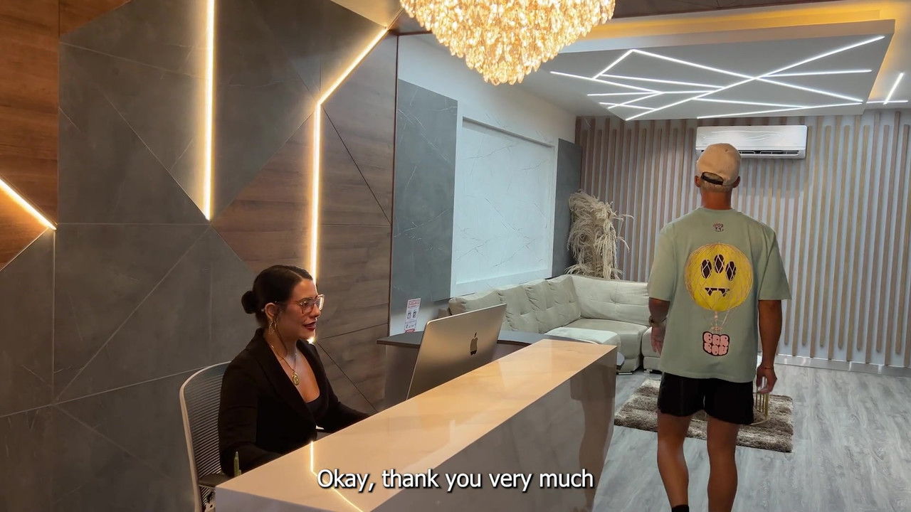 拉丁熟女秘书在办公室里操她老板的年轻客户，直到他们射在她脸上！Kylei Ellish