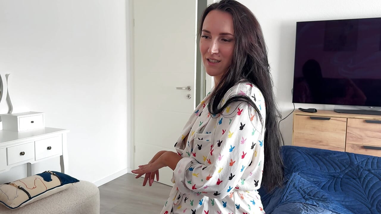 親友の誘惑的なMILFママとの秘密の朝のライド