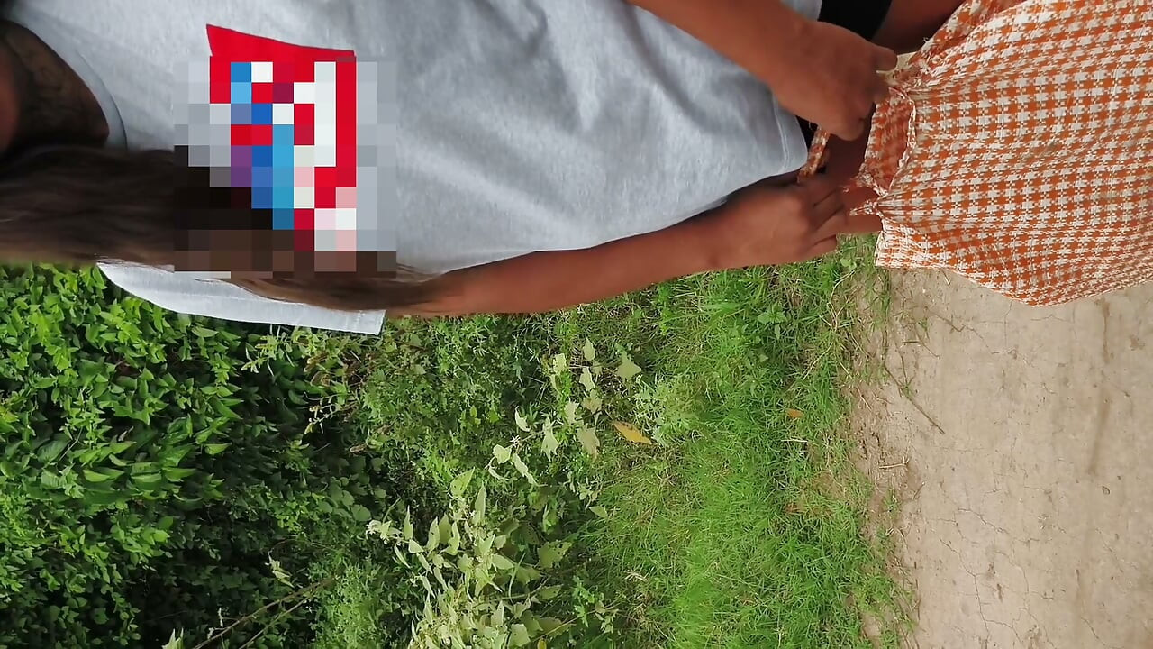 (PORNO EN ESPAÑOL) Latina pillada en la calle, su coño aprieto es follado duro por un celular
