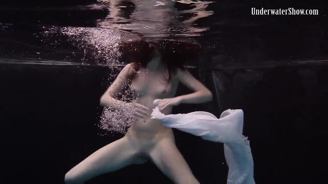 สาวผมแดงสวยในชุดขาว