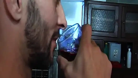 Aksi hot lesbian cewek hot rambut cokelat yang lagi asik nyepong kontol sampai tenggorokan