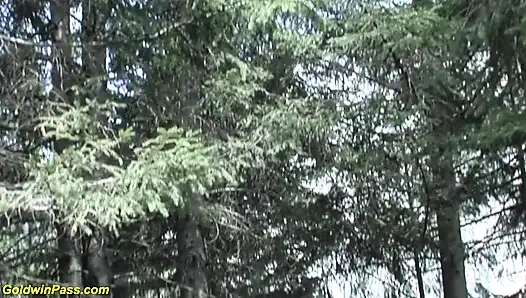 Aksi luar ruangan threesome dengan gadis-gadis Jerman