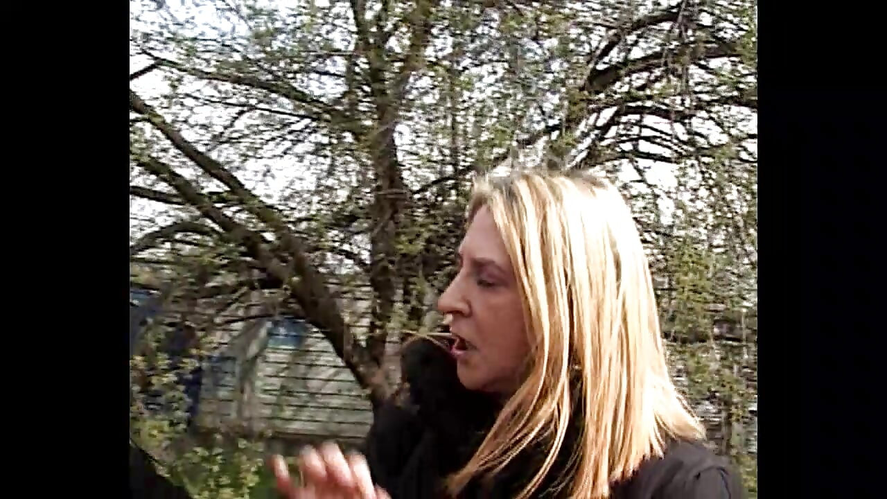 Ragazzo rude e cattivo scopano selvaggiamente una milf bionda sexy in calze nere