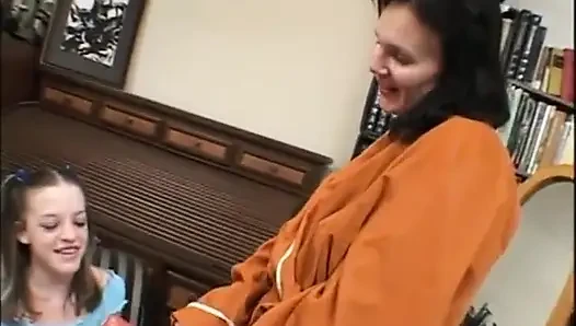 Alte und junge lesben spielen zu hause mit dildo