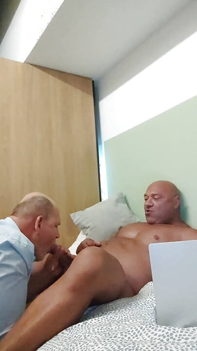 Tuan guru disepong lagi sama binaragawan besar yang lagi asik disepong