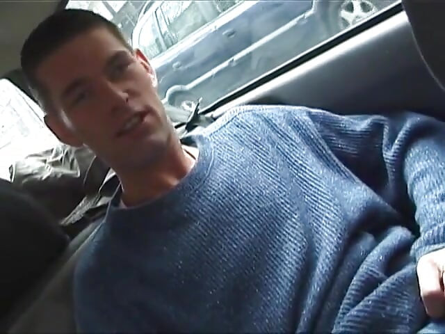 Yakışıklı sporcu erkek arkadaşının göt deliğini parmaklıyor ve sikiyor