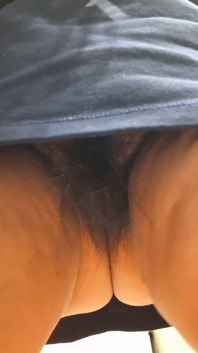 אפשר לראות כוס שעירה בשמלה הקצרה שלה. | קליפ 1