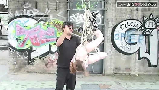 Cewek pirang diikat dan digantung dengan tali