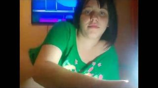 Zwangere vrouw op webcam toont borsten