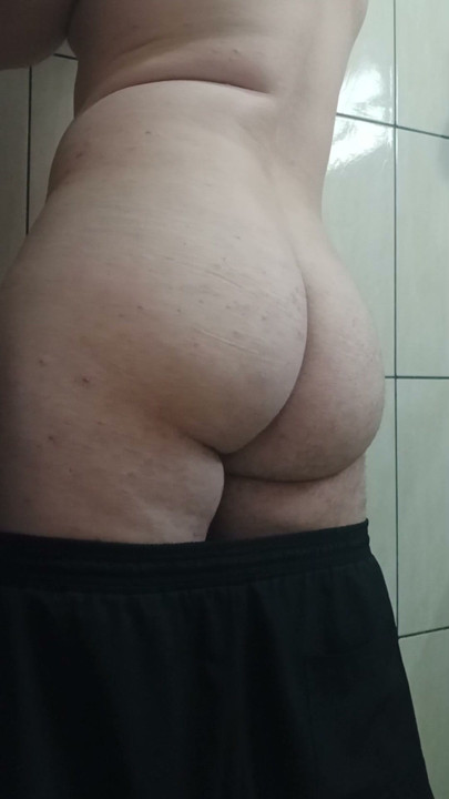 Shaking my ass at my uncle Paulo's house