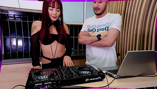 Seksi, Şehvetli Üniversite Kızı CJ Dersleri Alıyor Ama Sonunda Oral Seks Yapıyor