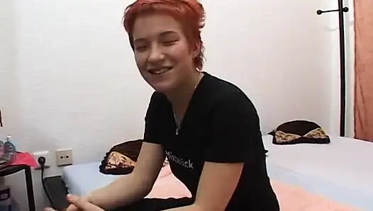 Соблазнительная рыжая сделает тебя возбужденной