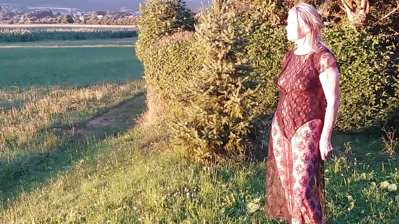 Bunicuța poartă un costum pur și transparent afară