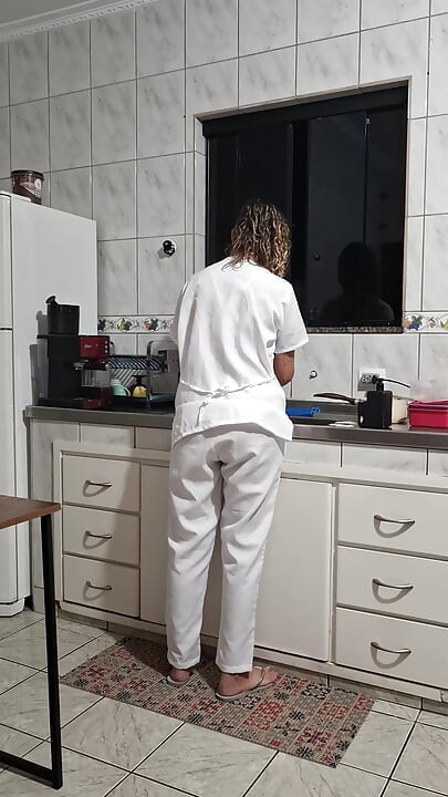 La soubrette se fait enculer dans la cuisine en faisant la vaisselle