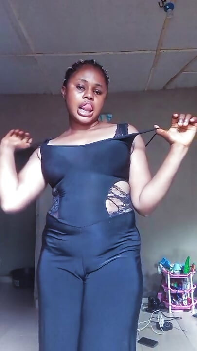 Fată nigeriană care squirtează în direct pe live stream