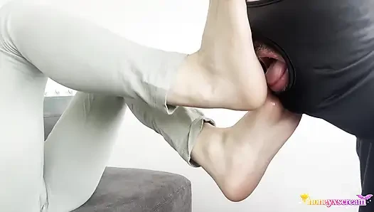 Cowok ini pengen banget kakiku di gym sampai keringetan!